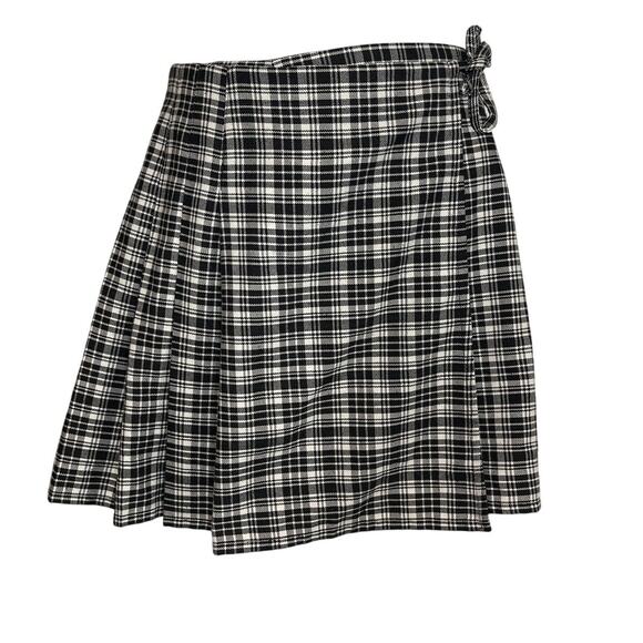 Express Dresses & Skirts - VTG Y2K Express Black/White Plaid School Girl Wrap Mini Skirt Women's Size Small